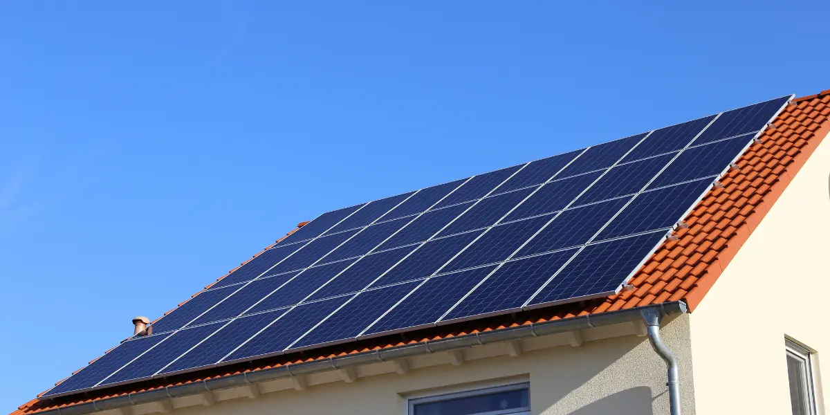 Panneaux solaires photovoltaïques installés sur le toit d'une maison résidentielle