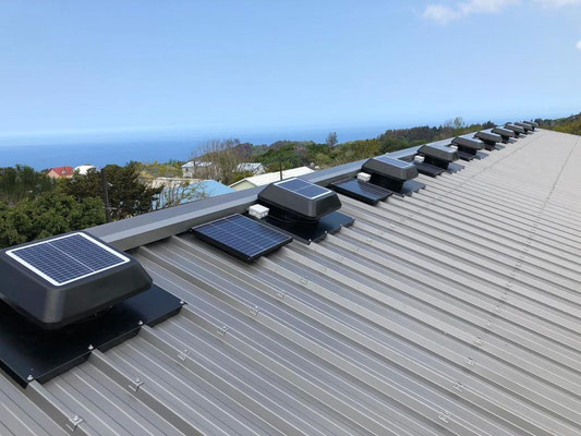 photo de combles avec extracteur solaire