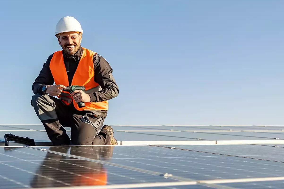 Panneaux solaires avec ouvrier sur batîment