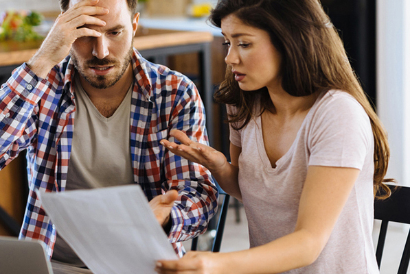 Couple regardant factures