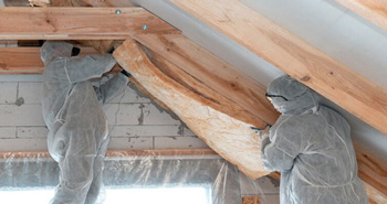 ouvrier isolant des combles perdus