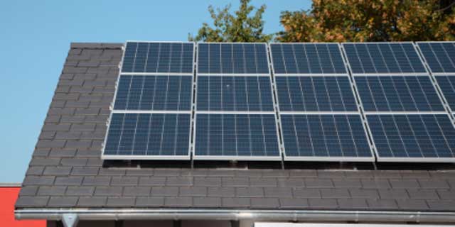 Panneaux photovoltaïque sur toiture à tuile ardoise