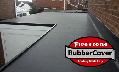 pose de rouleau de goudron sur une toiture terrasse