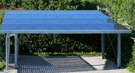 Carport solaire abritant une voiture sous des panneaux photovoltaïques