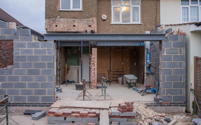 Maison en briques avec une extension en cours de construction