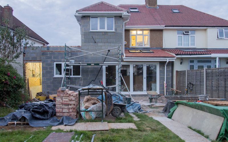 Maison en pleine rénovation entourée d'échafaudages
