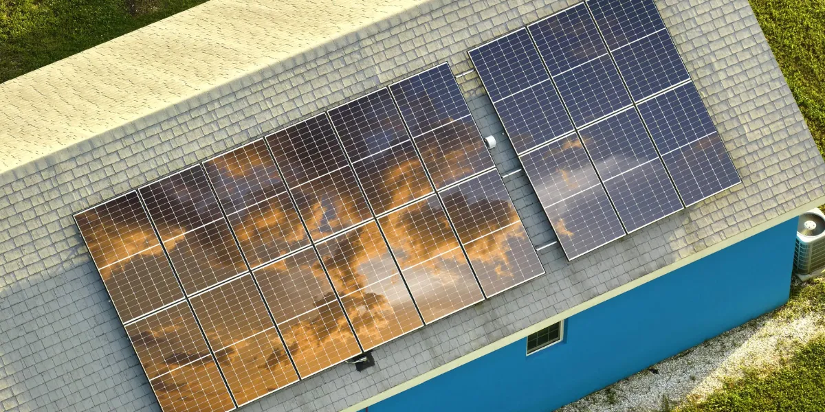 Propriétaire consultant sur une tablette la production et la consommation de ses panneaux solaires