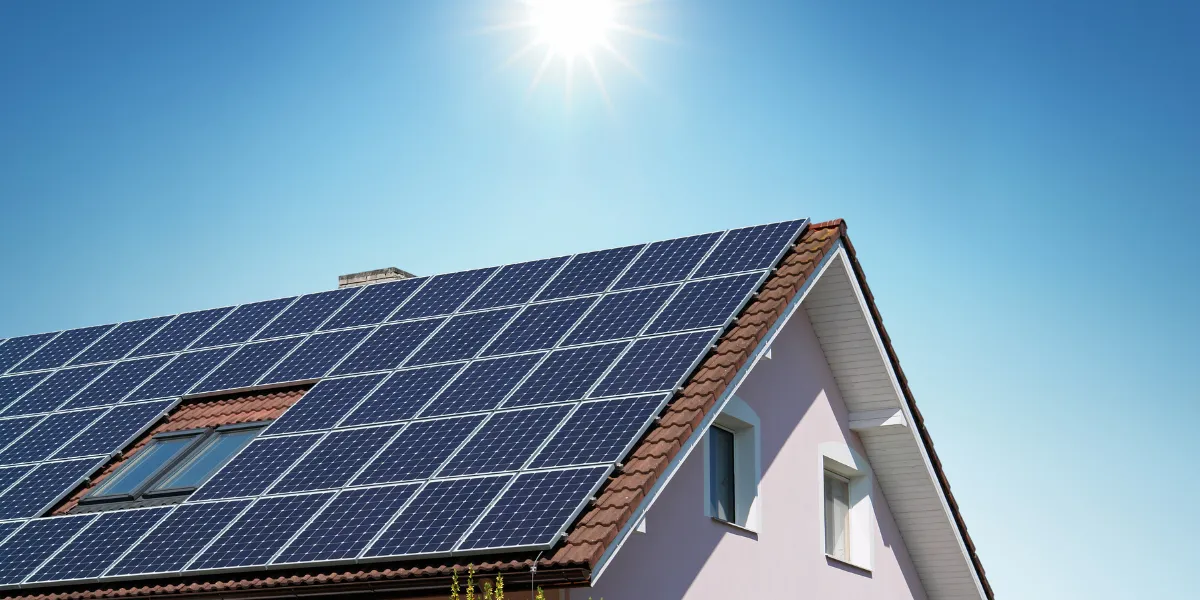 Toiture équipée de panneaux solaires et de fenêtres de toit éclairant des combles aménagés