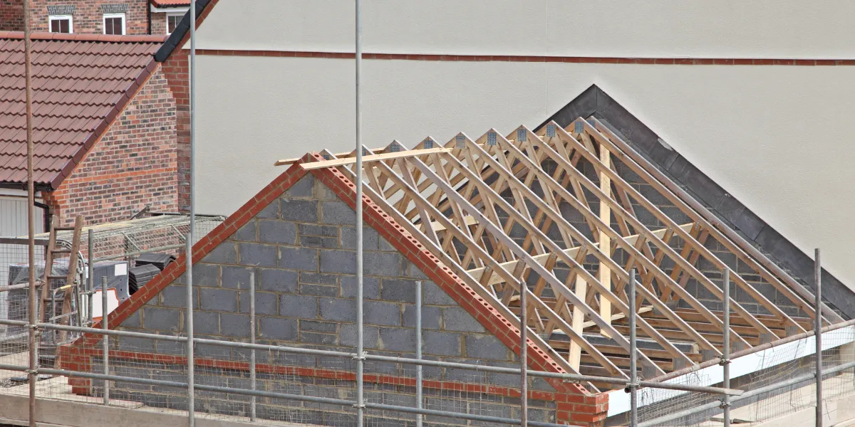 Maison agrandie avec une extension au rez-de-chaussée et un étage ajouté
