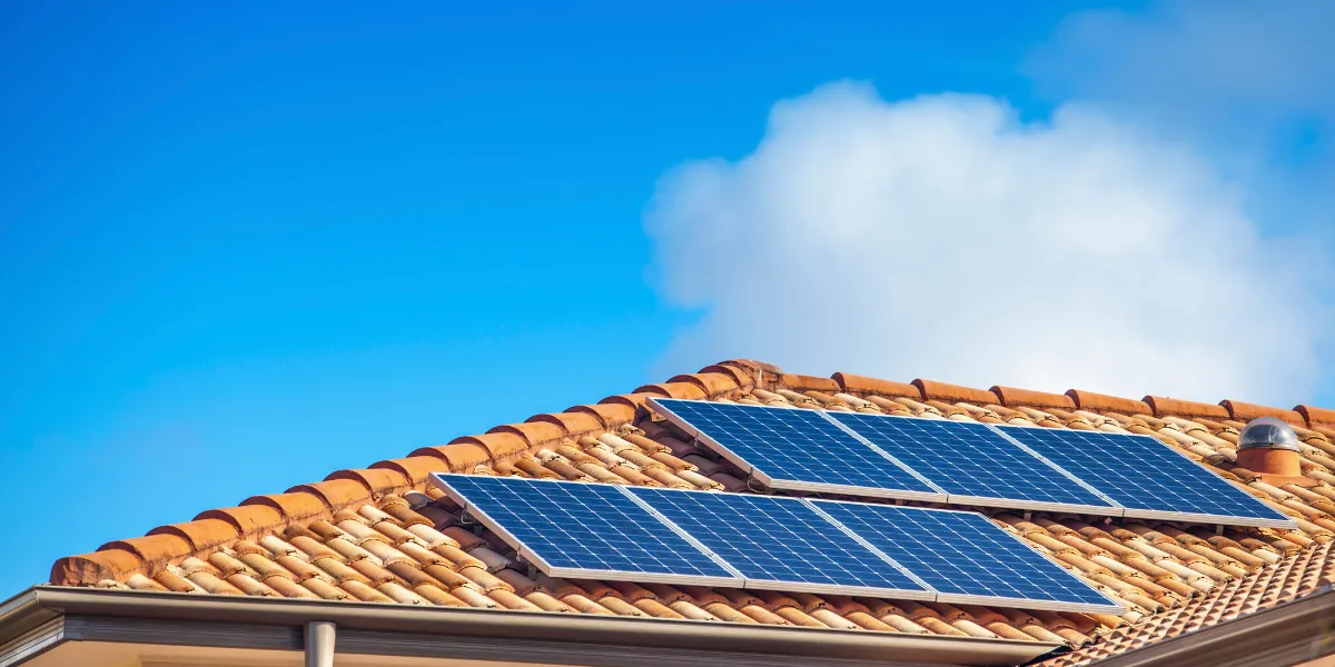 Toiture de maison équipée de tuiles solaires intégrées parmi des tuiles classiques