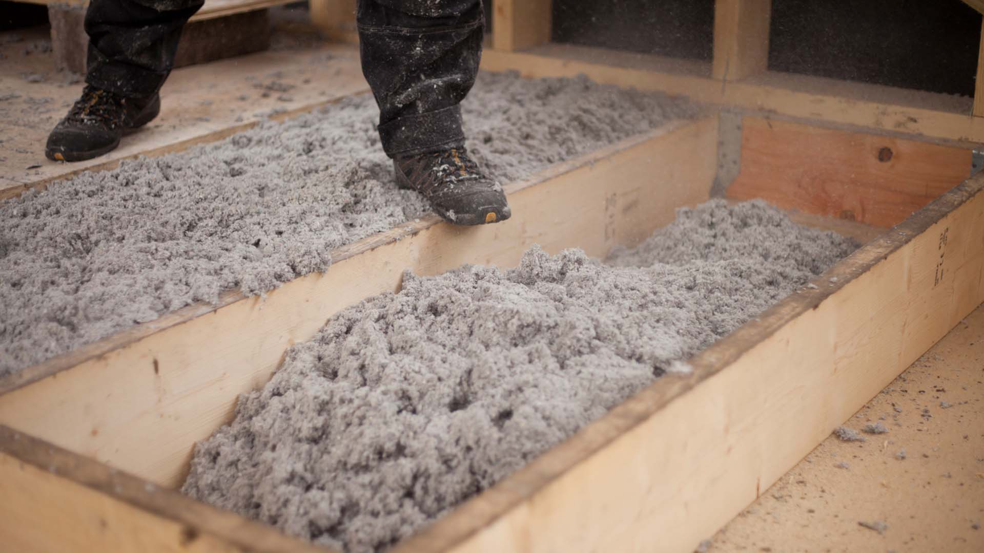 Panneaux isolants posés sous le plancher bas d'une maison