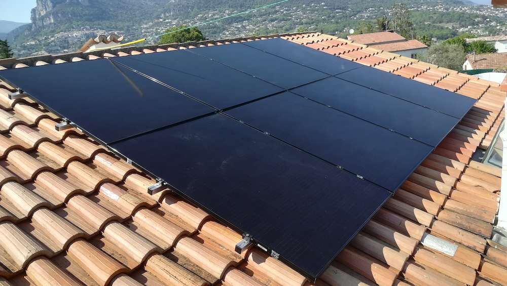 Panneaux solaires posés sur une toiture en tuiles terre cuite