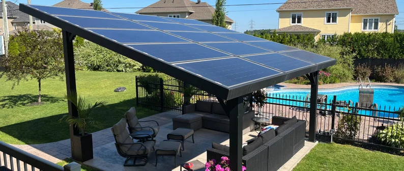 Pergola solaire installée dans le jardin d'une maison