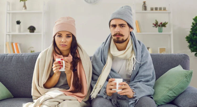 Couple ayant froid dans son logement avant rénovation énergétique et amélioration du confort grâce à MaPrimeRénov'