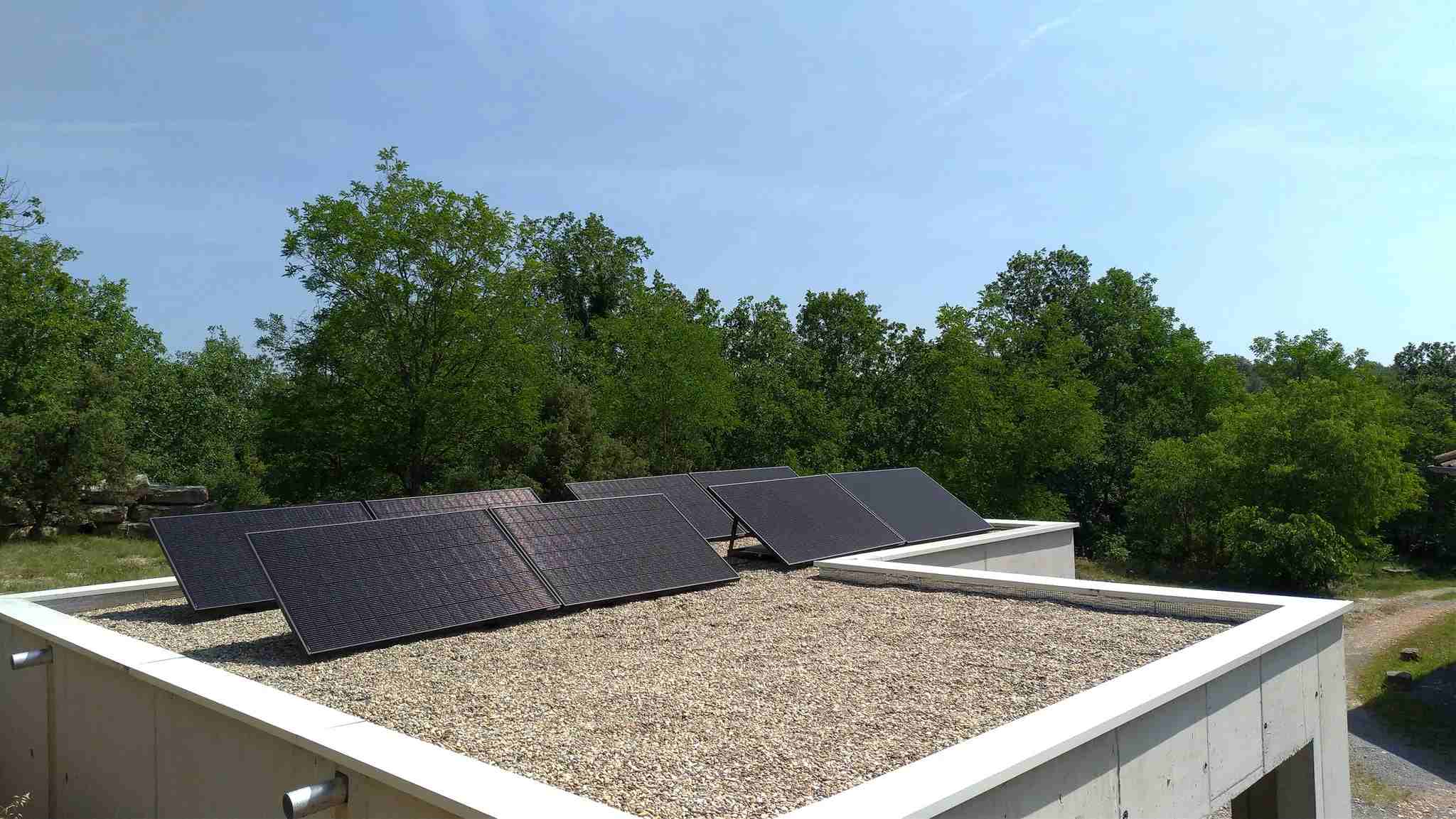 Panneaux solaires installés sur un toit plat