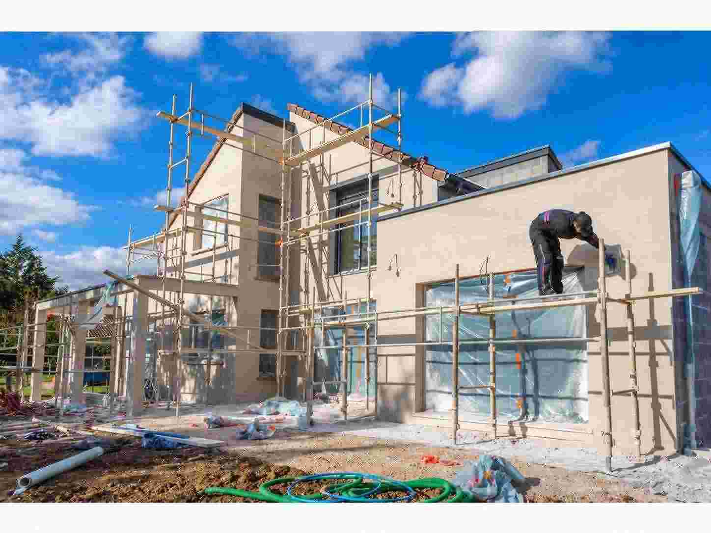 Pose d'un enduit sur une façade de maison